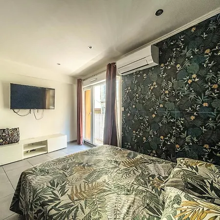 Le Saint Charles Ii Homestay *